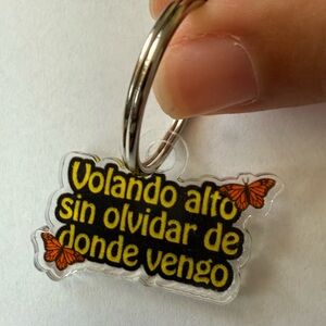 Volando alto sin olvidar donde vengo keychain